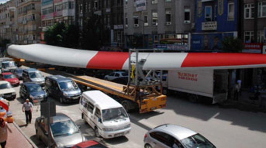 R&uuml;zgar g&uuml;l&uuml;n&uuml;n dev kanatları TIR'la taşındı