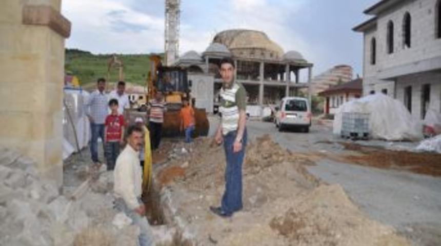 İnşaatı s&uuml;ren Bilal Şahin K&uuml;lliyesi'nde Ramazan'da teravih namazı kılınacak