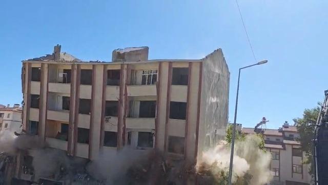 5 katlı iki bina tek dokunuşla yıkıldı 2