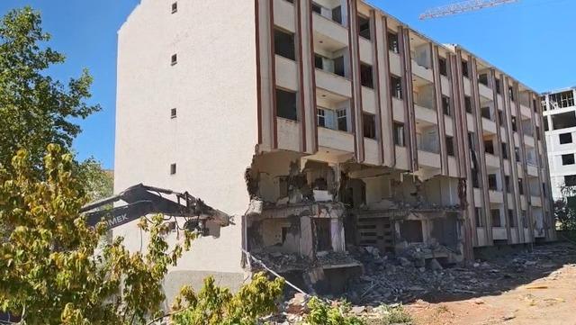 5 katlı iki bina tek dokunuşla yıkıldı 1