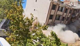 5 katlı iki bina tek dokunuşla yıkıldı