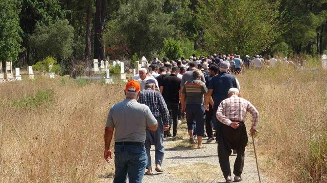 Aksu yangınında kalp krizi ge&ccedil;iren vatandaş son yolculuğuna uğurlandı 1