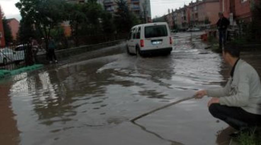 K&uuml;tahya'da yağış hayatı fel&ccedil; etti