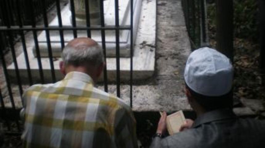 &Ccedil;erkes Hasan'a kabri başında ilk anma