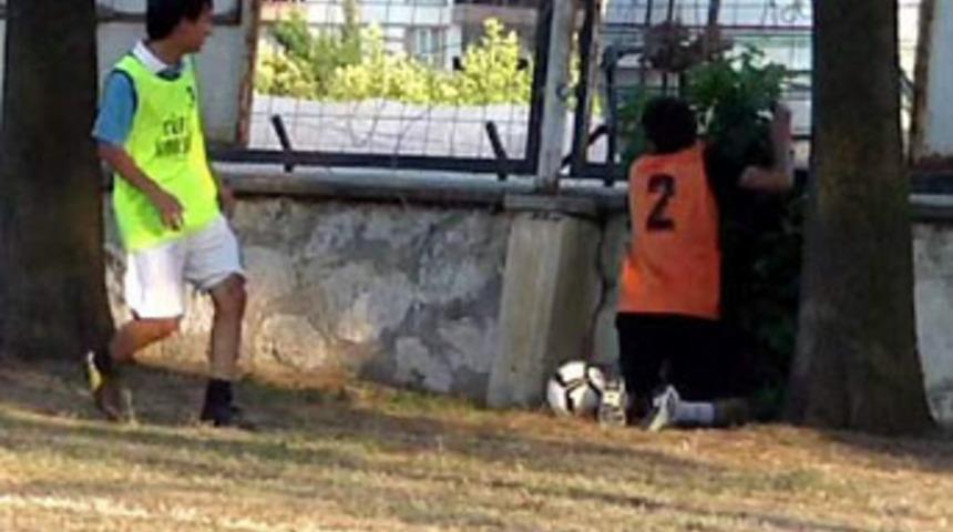 Hızını alamadı, demir kapıya &ccedil;arptı