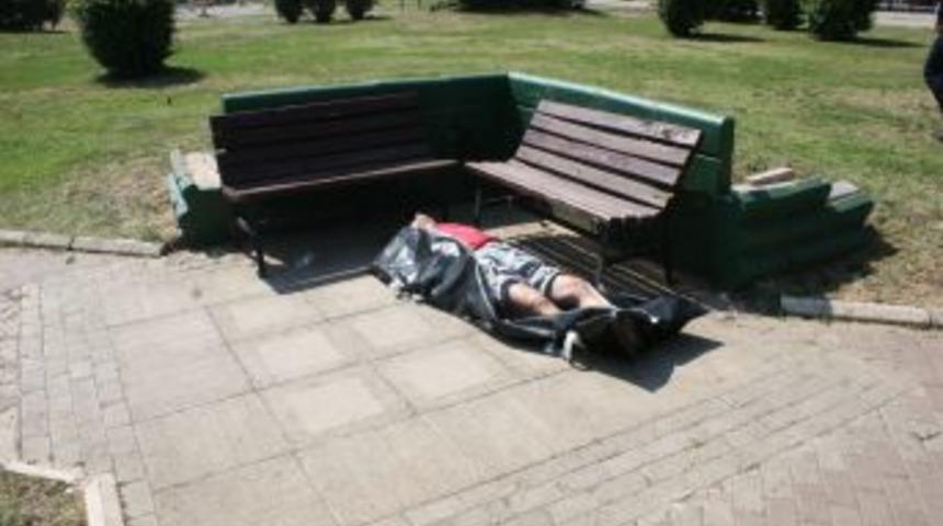 Parkta spor yaparken &ouml;ld&uuml;