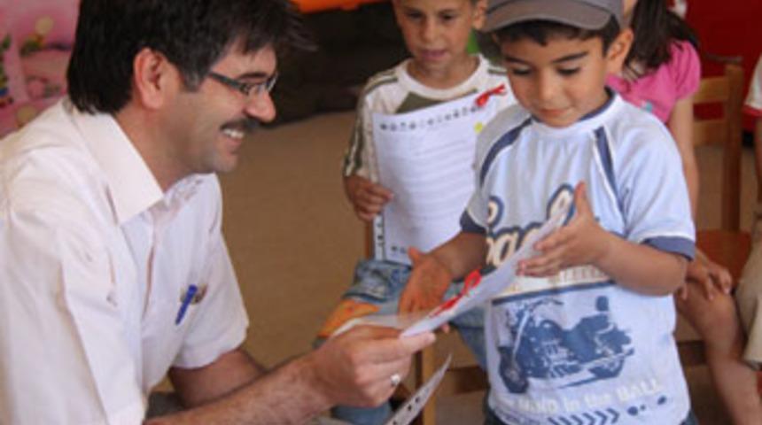 Bilge K&ouml;y&uuml;'n&uuml;n &ccedil;ocuklarının karne sevinci