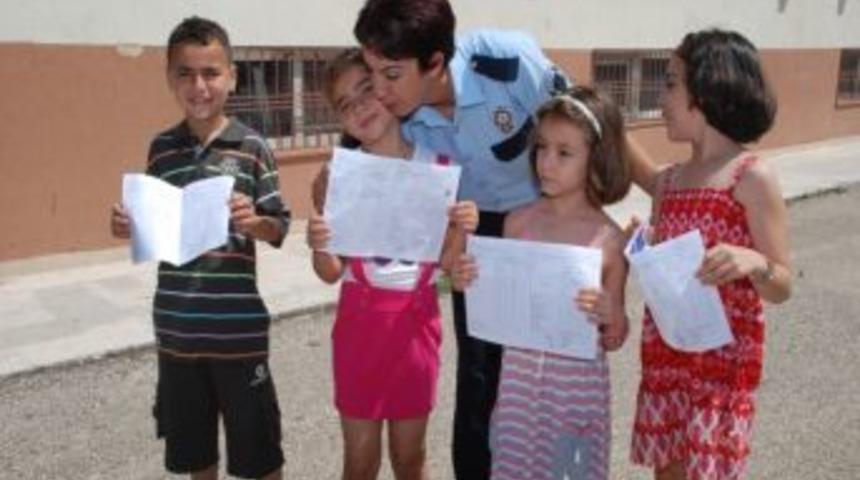 Polisler &ouml;ğrencilere karne dağıttı