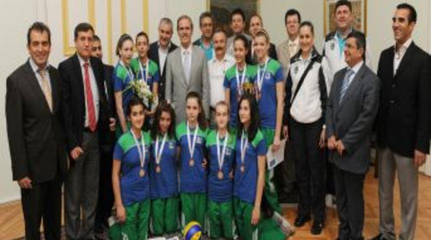Küçük voleybolcular Türkiye şampiyonu oldu