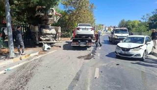 Sancaktepe&rsquo;de beton pompa aracı karşı şeride ge&ccedil;erek 3 araca &ccedil;arptı: 5 yaralı