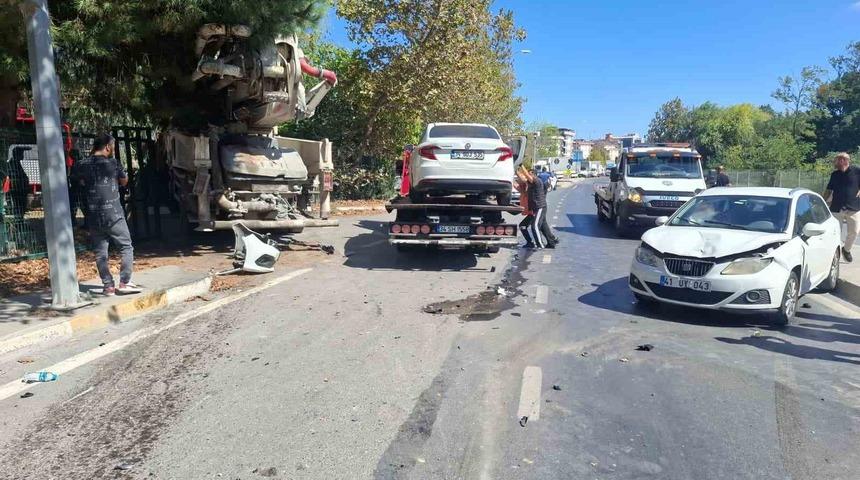Sancaktepe&rsquo;de beton pompa aracı karşı şeride ge&ccedil;erek 3 araca &ccedil;arptı: 5 yaralı