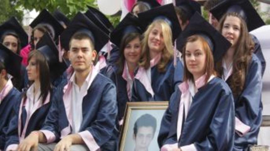 Kazada yaşamını yitiren liseli &ouml;ğrenciye arkadaşlarından b&uuml;y&uuml;k vefa