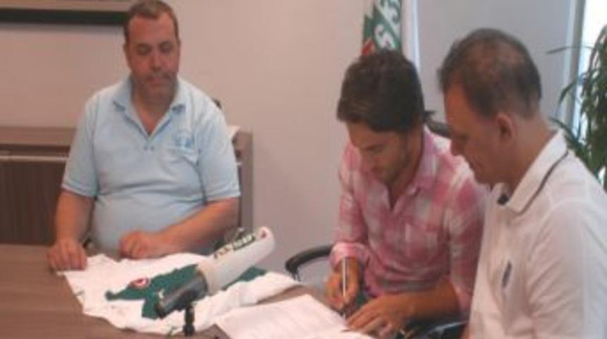 Bursaspor, İbrahim Kaş'la anlaşma imzaladı Hakan'dan vazge&ccedil;ti