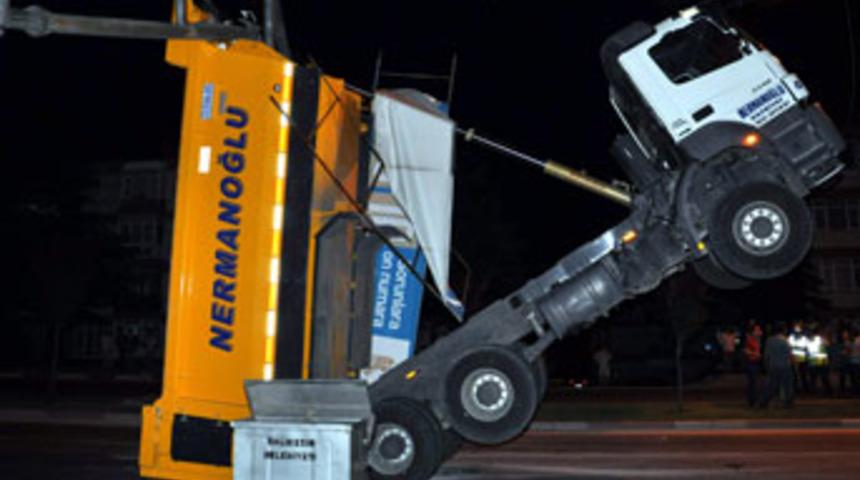 Kamyon şaha kalktı