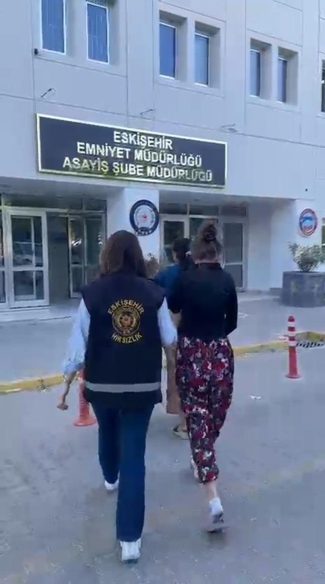 Eskişehir’de iki ayrı evden ziynet eşyası çalan 3 şüpheli tutuklandı 3