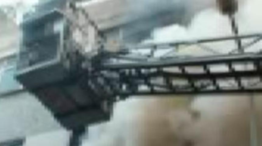 Eşini ve oğlunu yakarak &ouml;ld&uuml;rd&uuml;