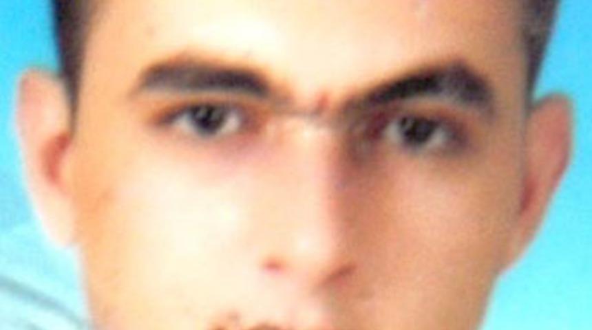 Annesinin &ouml;n&uuml;nde ba&ccedil;ıkla boğazını kesti