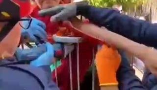Koluna korkuluk demiri saplanan &ccedil;ocuk hastaneye kaldırıldı