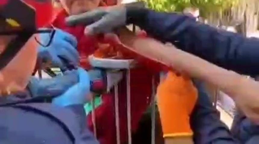 Koluna korkuluk demiri saplanan &ccedil;ocuk hastaneye kaldırıldı