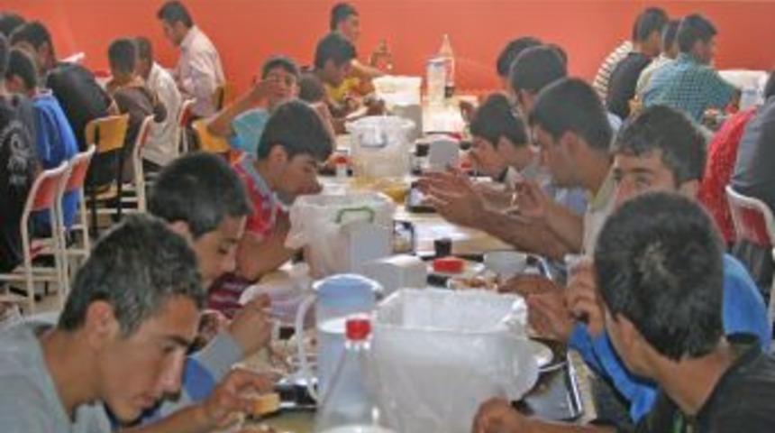 S&Ouml;DER, yetiştirme yurdu &ouml;ğrencilerine yemek verdi