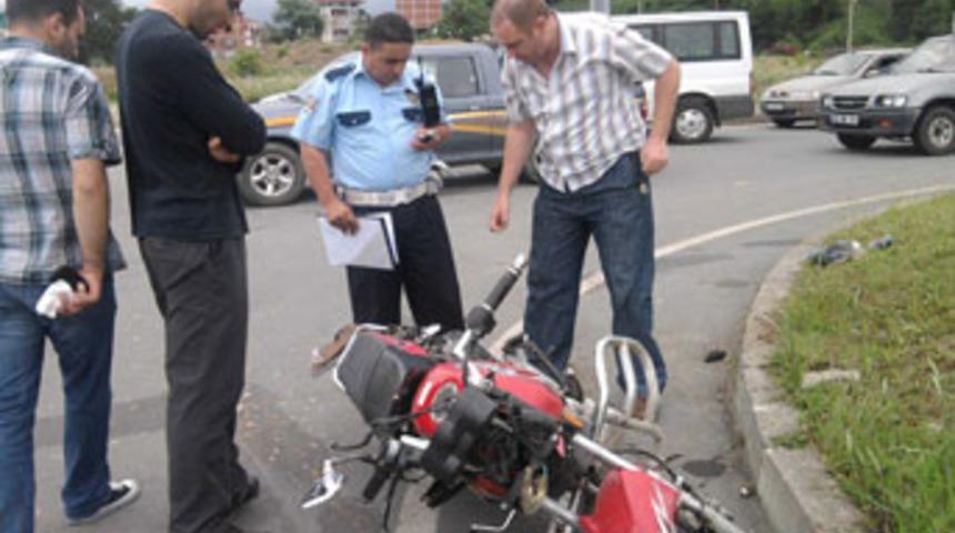 Otomobil motosiklete &ccedil;arptı; 1 &ouml;l&uuml;, 2 yaralı
