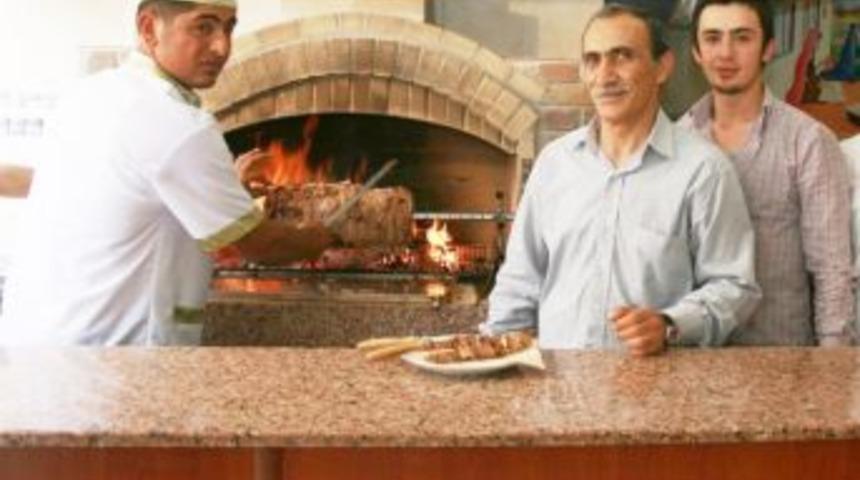 Cağ kebabı salonunun a&ccedil;ılışını belediye başkanı yaptı