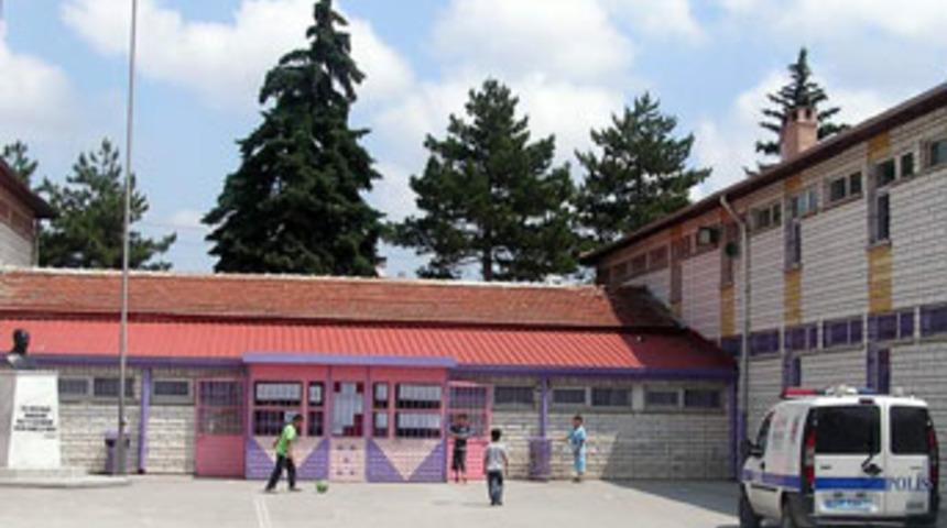 Kız &ouml;ğrencinin karne isyanı