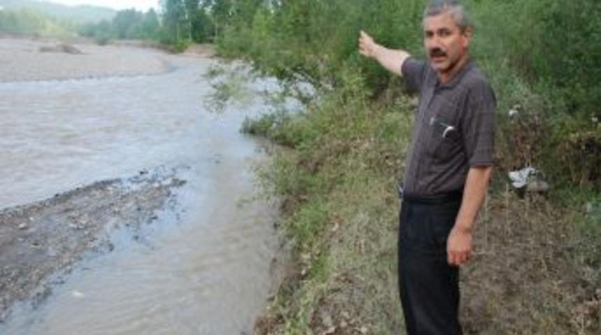 &Ccedil;ay yatağı yer değiştirince 100 d&ouml;n&uuml;m arsa sel tehdidi altına girdi
