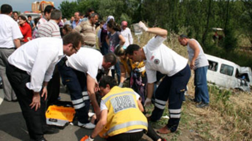 Lastiği patlayan minib&uuml;s devrildi; 11 yaralı