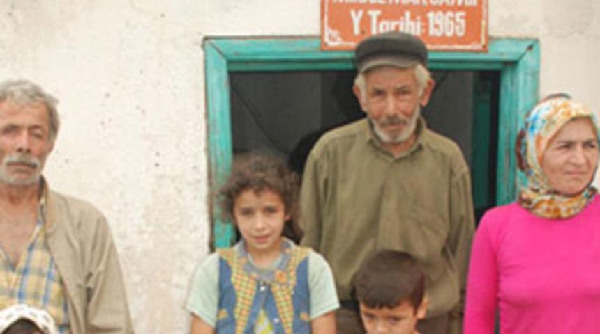 1 yıldır camide yaşıyorlar