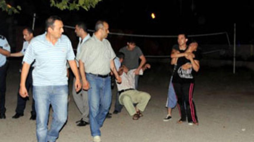 Ailesinin &ouml;n&uuml;nde intihara kalkıştı