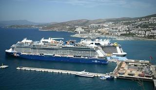 Kuşadası'na 2 kruvaziyerle 7 bin 818 turist geldi