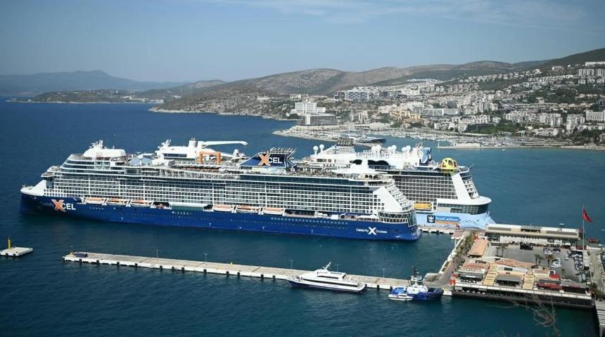 Kuşadası'na 2 kruvaziyerle 7 bin 818 turist geldi