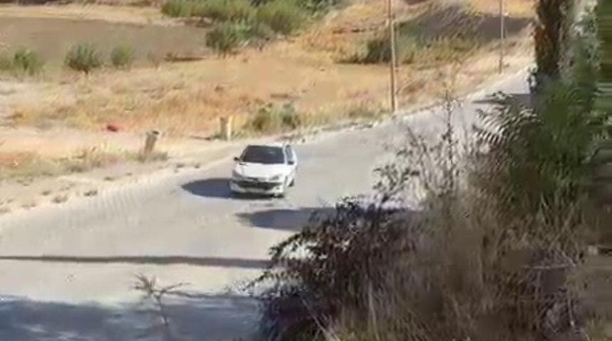 El freni &ccedil;ekilmeyen otomobil şarampole yuvarlandı