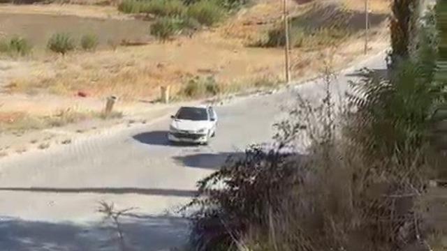 El freni çekilmeyen otomobil şarampole yuvarlandı