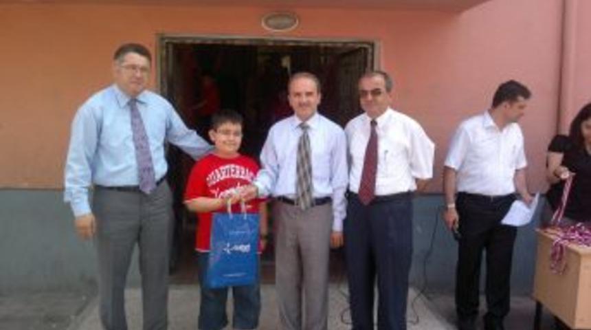 Başarılı &ouml;ğrenciler bilgisayar hediye edildi