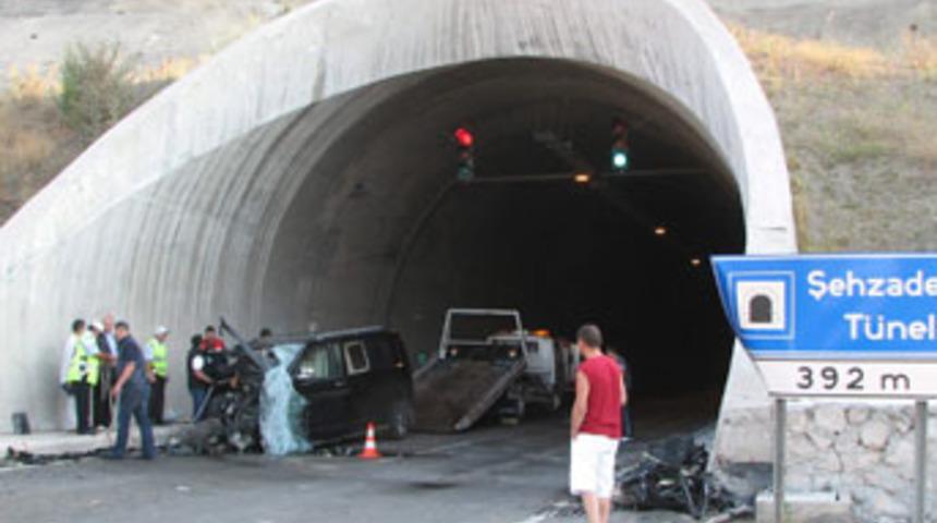 T&uuml;nelde kaza: 1 &ouml;l&uuml;, 5 yaralı
