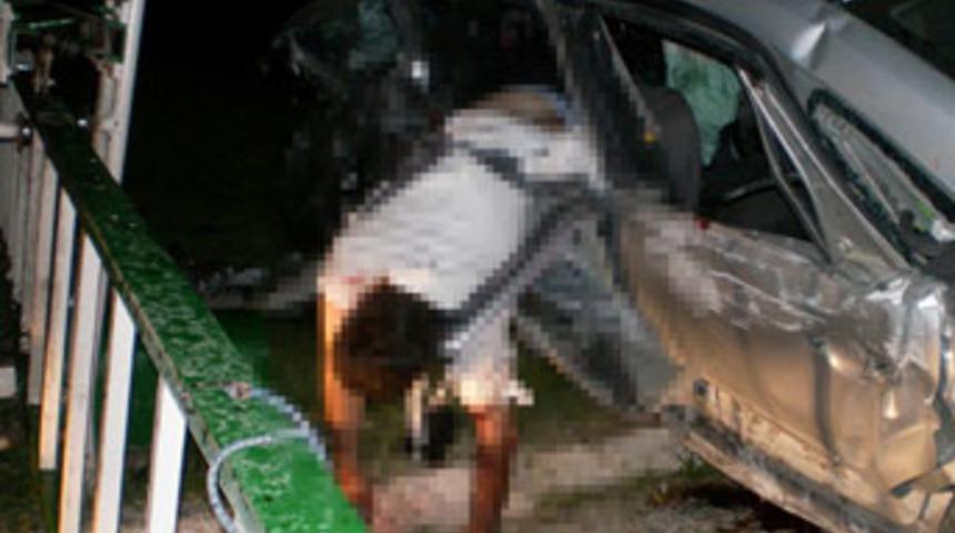 Otomobil fabrika duvarına &ccedil;arptı: 4 &ouml;l&uuml;