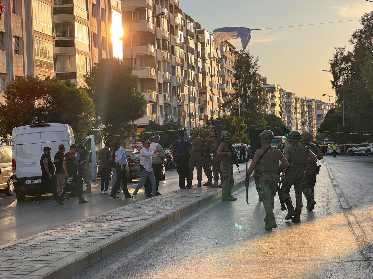 İzmir de banka soygunu girişimi! &Ouml;zel harekat devreye girdi: Rehineler kurtarıldı 1