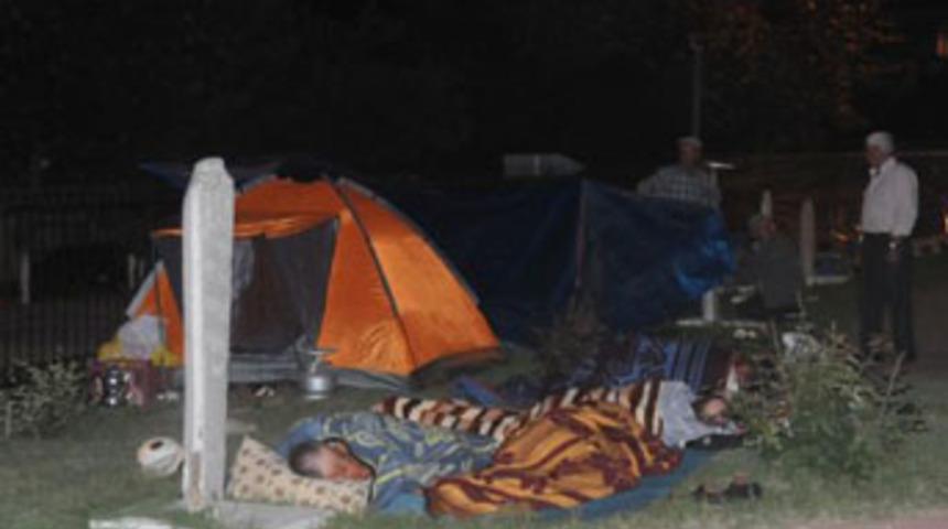 Mezar taşlarını yastık yaptılar