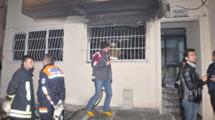 Sevgilisiyle buluşabilmek için babasını yaktı