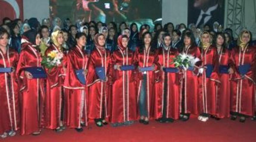 Yelkenoğlu Koleji&rsquo;nde mezuniyet sevinci