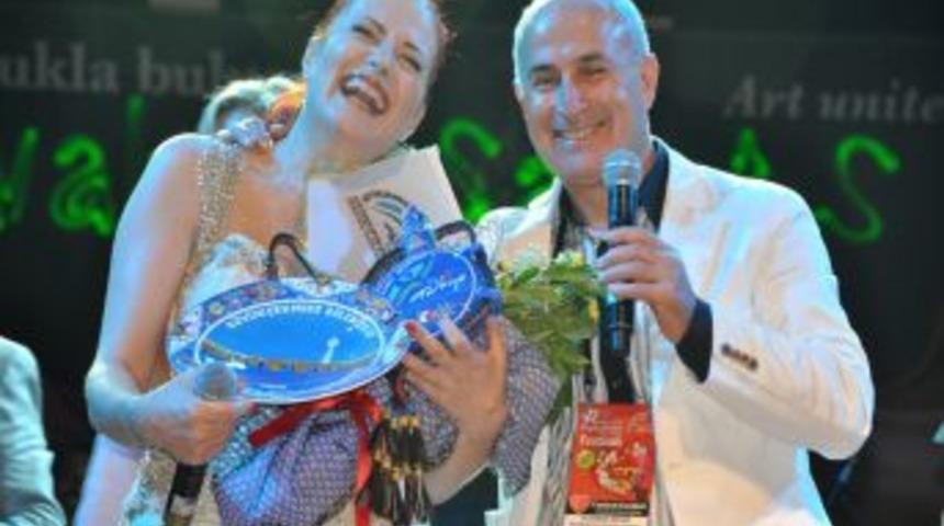 B&uuml;y&uuml;k&ccedil;ekmeceliler Candan Er&ccedil;etin'le coştu