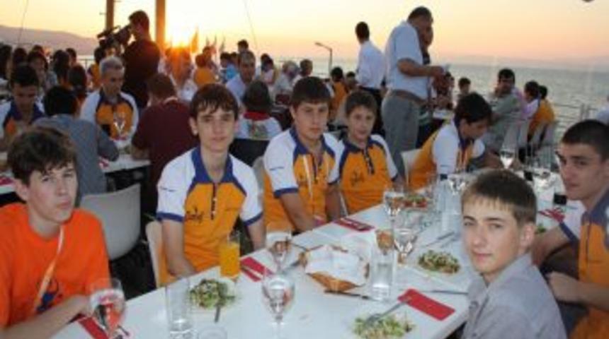 T&uuml;rk&ccedil;enin yıldızları gemide akşam yemeği yedi