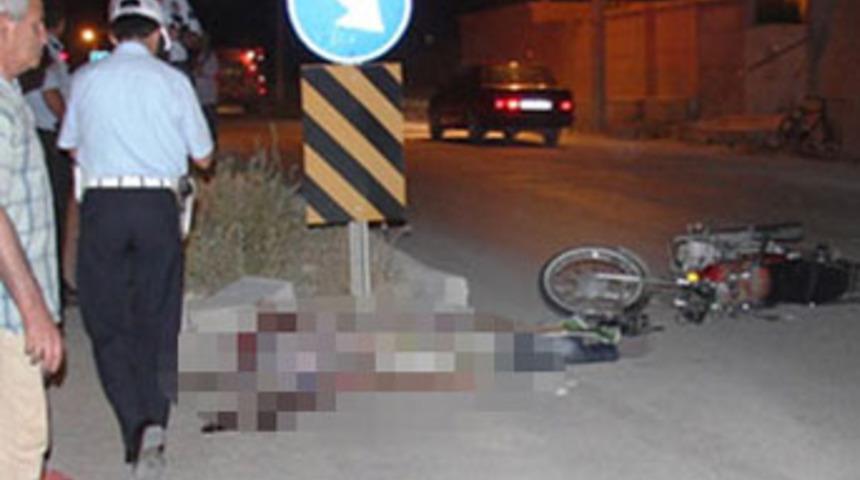 Kasksız motosikletli kazada &ouml;ld&uuml;