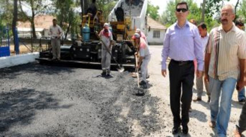 G&ouml;&ccedil;erler'e 500 bin liralık sıcak asfalt d&ouml;k&uuml;l&uuml;yor