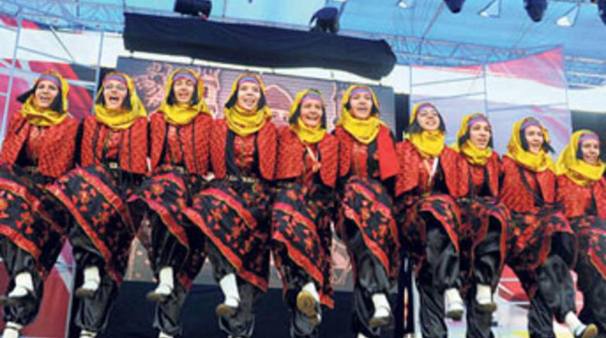 T&uuml;rkmen kızlar 'Muş halayı'yla birinci oldu