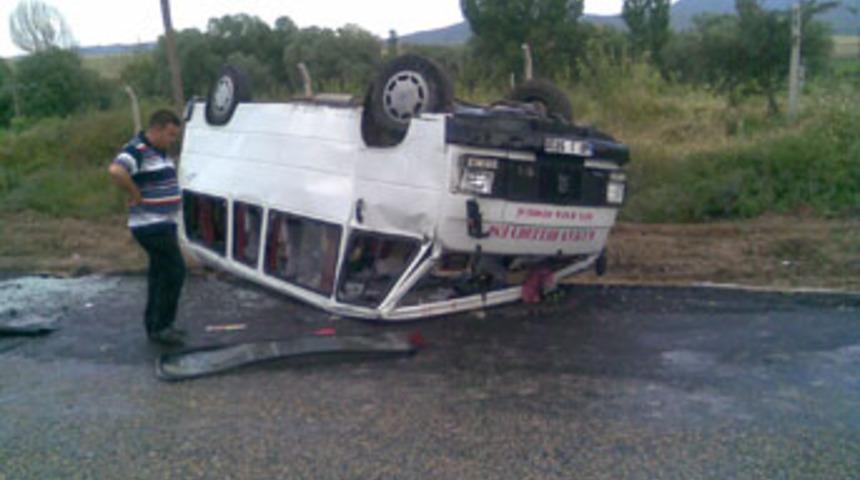 Minib&uuml;s şarampole devrildi; 18 yaralı