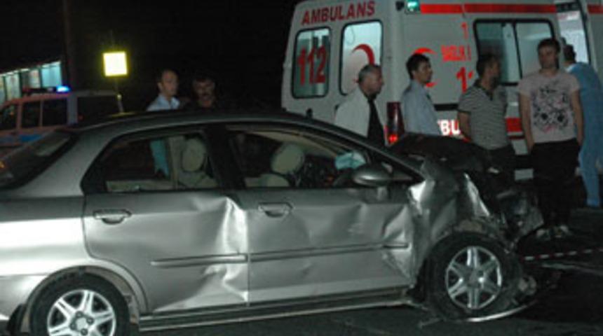 Otomobiller &ccedil;arpıştı; 2 &ouml;l&uuml;, 4 yaralı