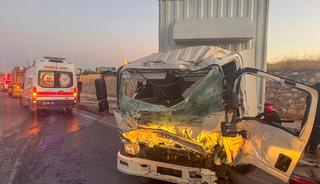 Uşak'ta itfaiye aracıyla kamyonun &ccedil;arpışması sonucu 1 kişi &ouml;ld&uuml;, 2 itfaiye &ccedil;alışanı yaralandı